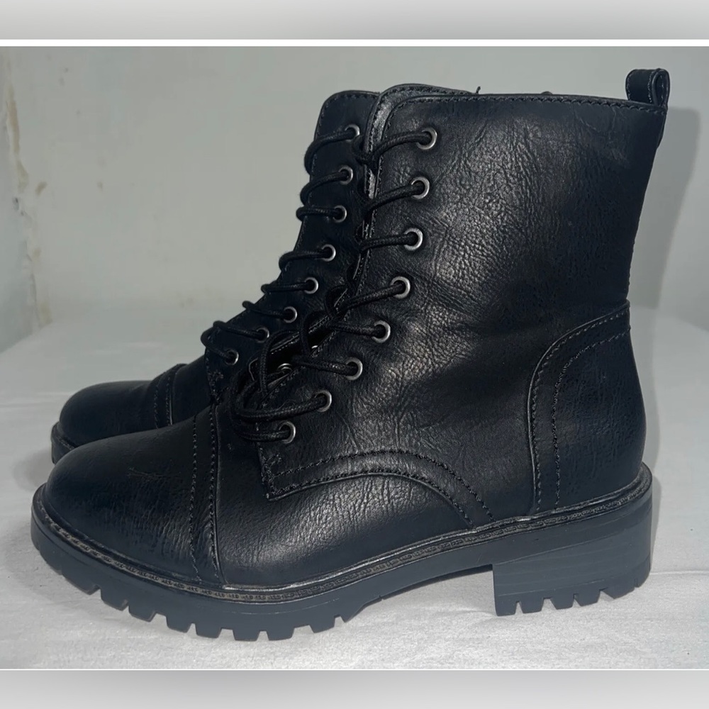 Sweet universal thread black boots Size 7. Side Zipper And  laces.